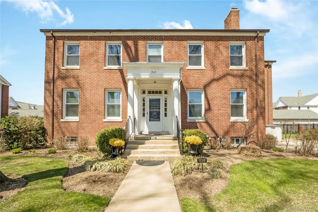 312 Ellington Avenue E, Garden City