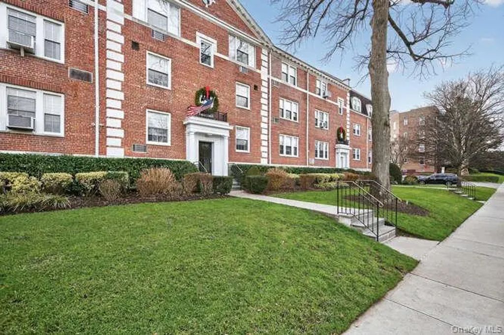 24 Hamilton Place F-1, Garden City