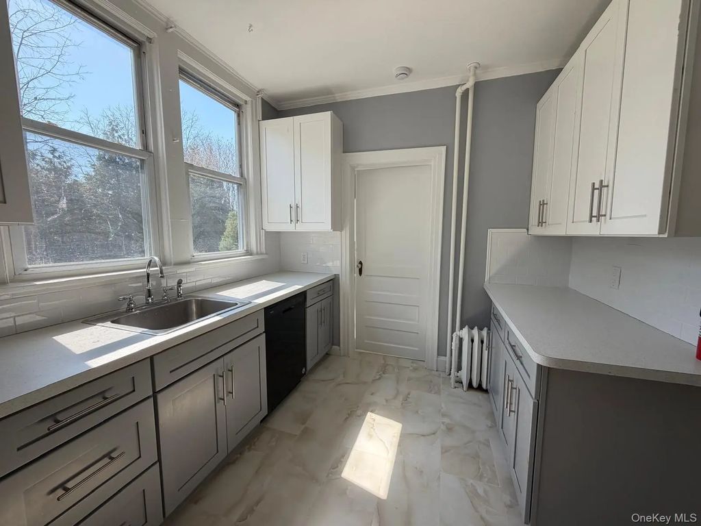 24 Doxsey Place 3, Lynbrook