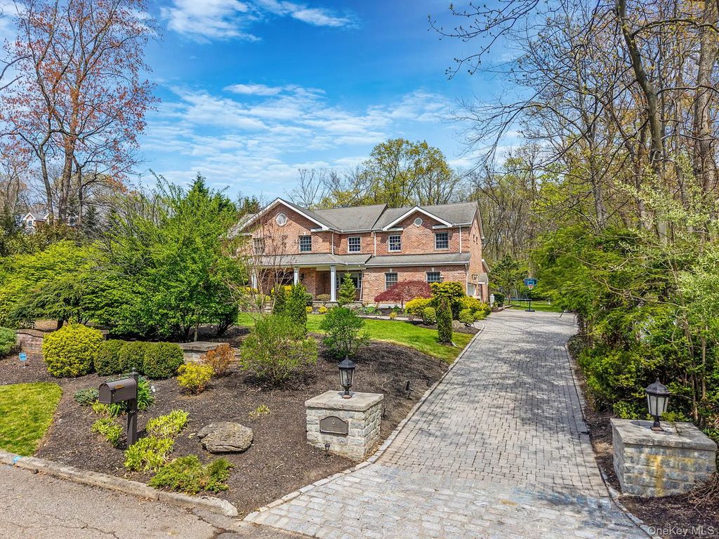 9 Arista Court, Dix Hills
