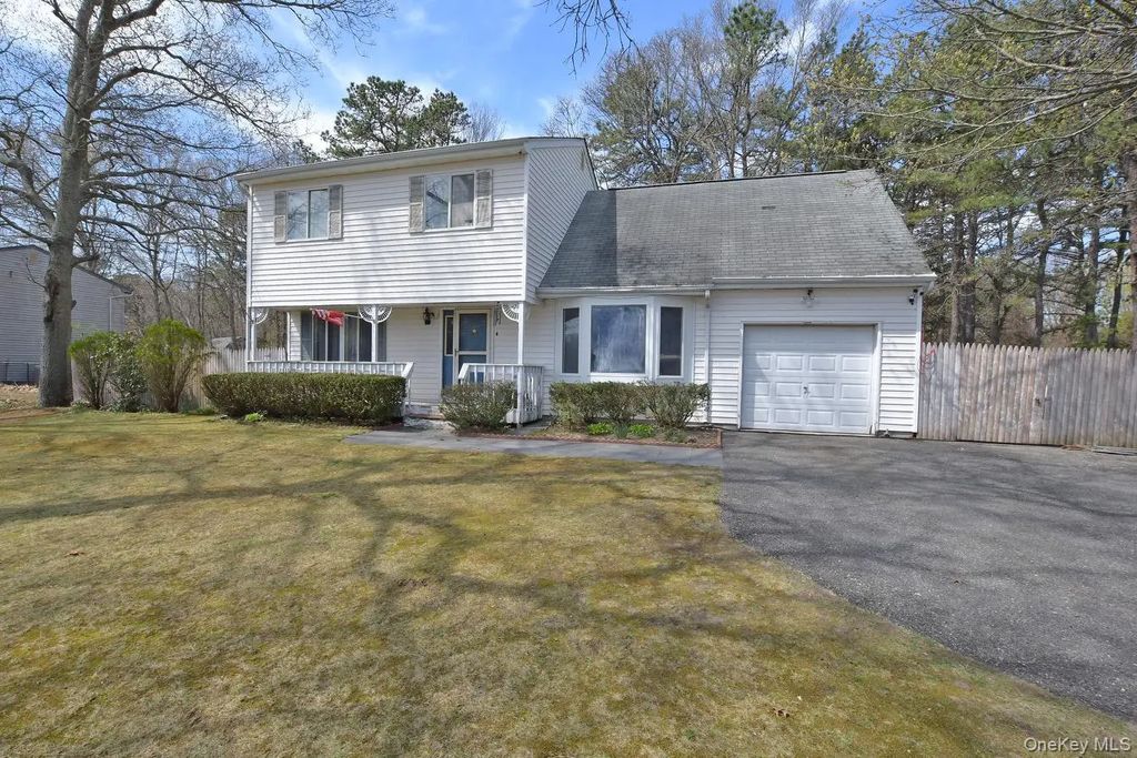 78 N Bicycle Path, Selden