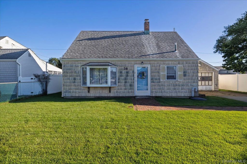 26 Pebble Lane, Levittown
