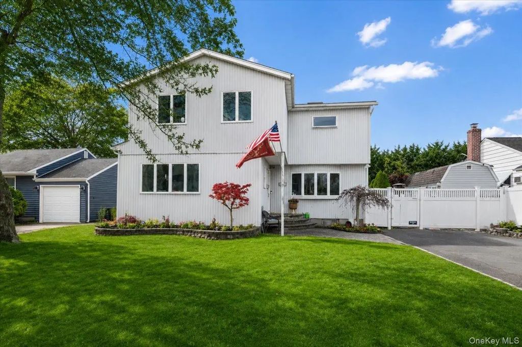 44 E End Avenue, Hicksville