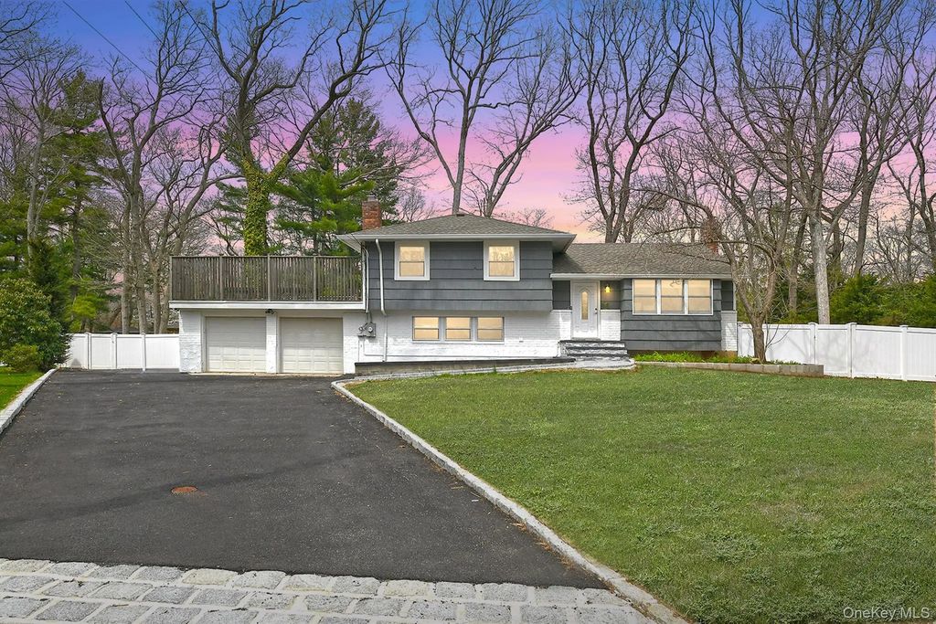 5 Shadywood Court, Huntington