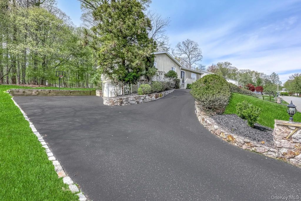 17 Brookline Way, New City