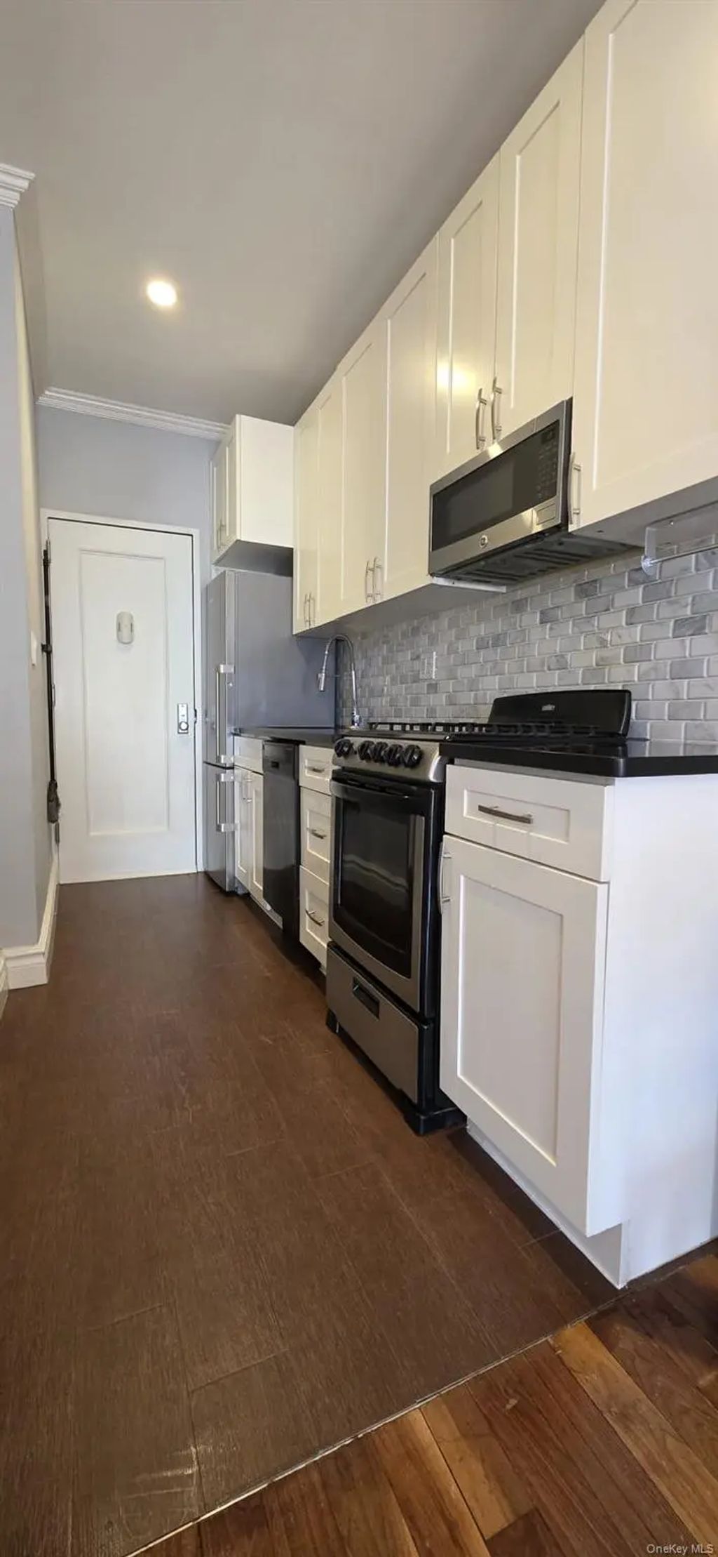 133 Lincoln Avenue C, Mineola