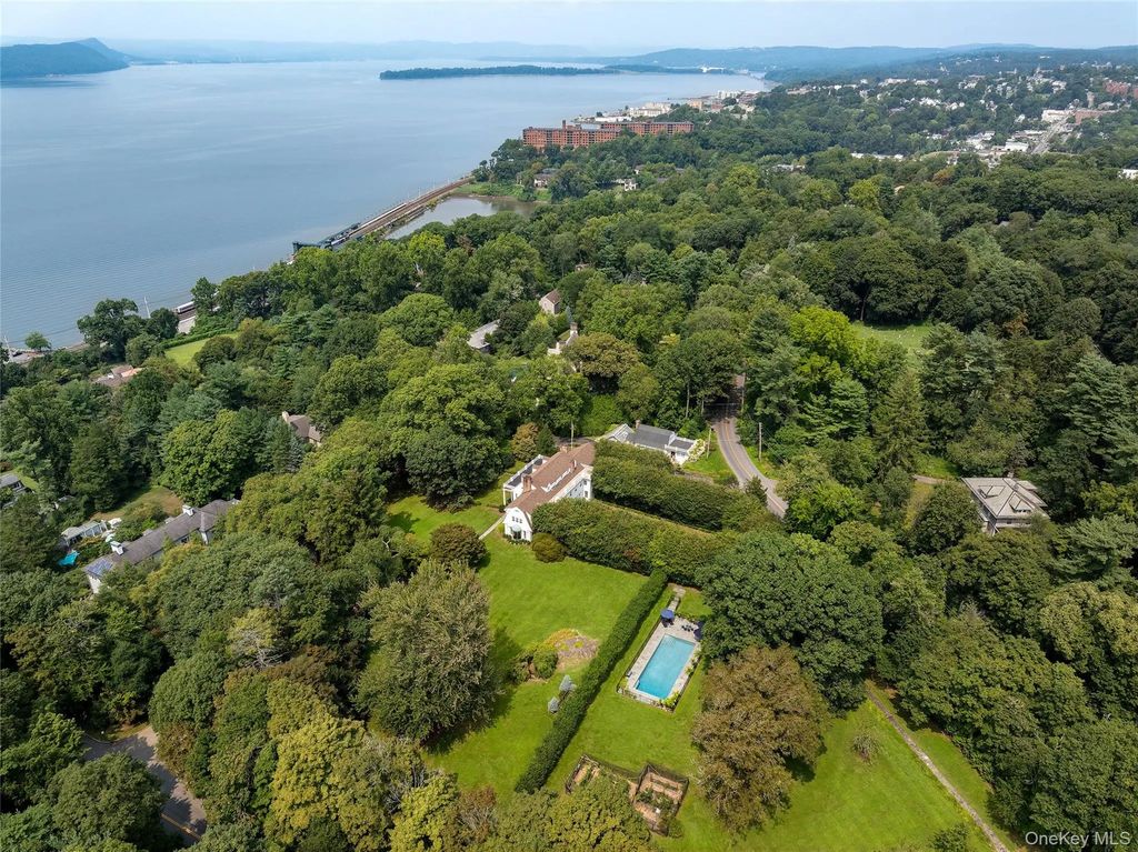 36 Revolutionary Road, Briarcliff Manor