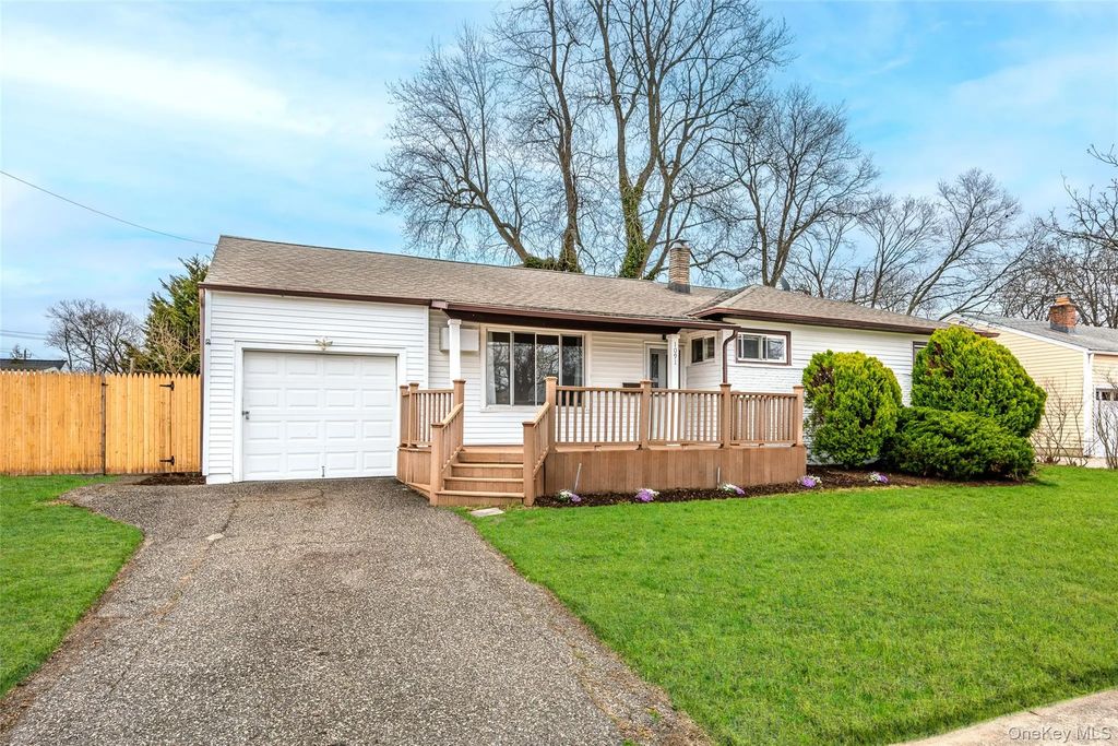 1091 Gardiner Drive, Bay Shore
