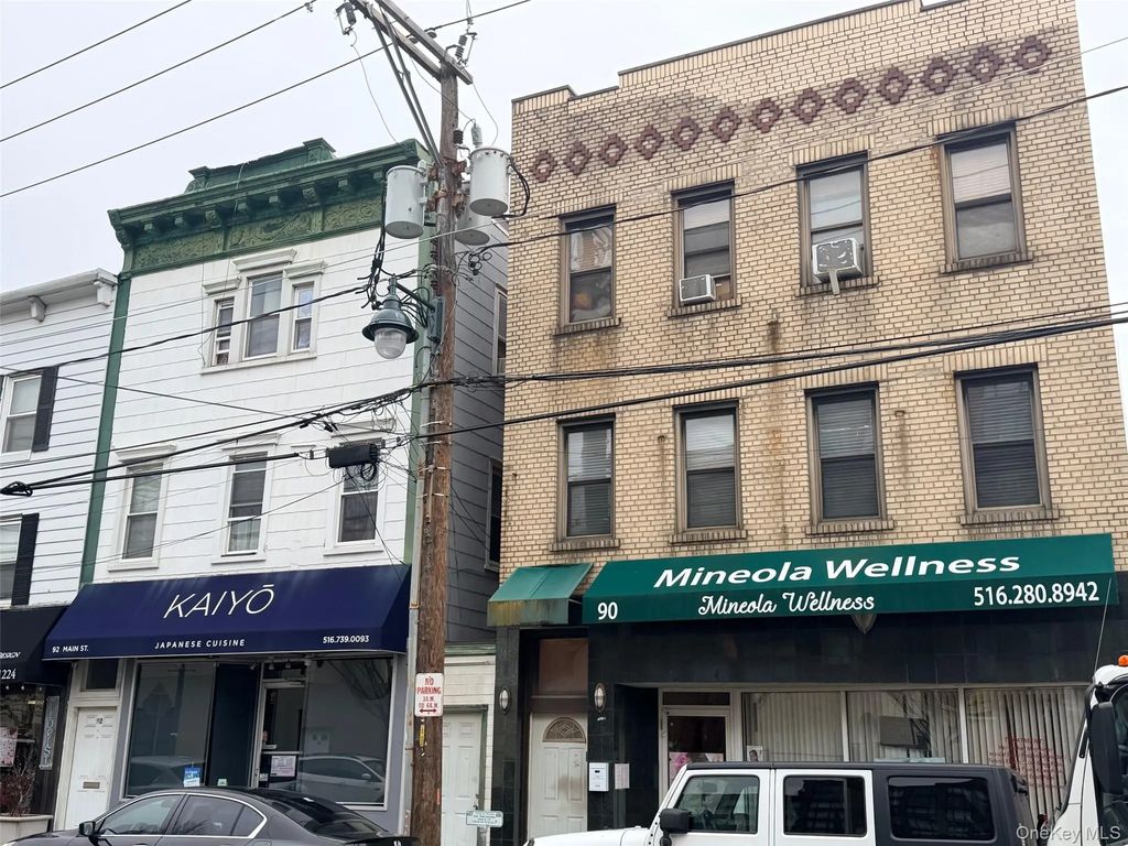 90 Main Street 3r, Mineola