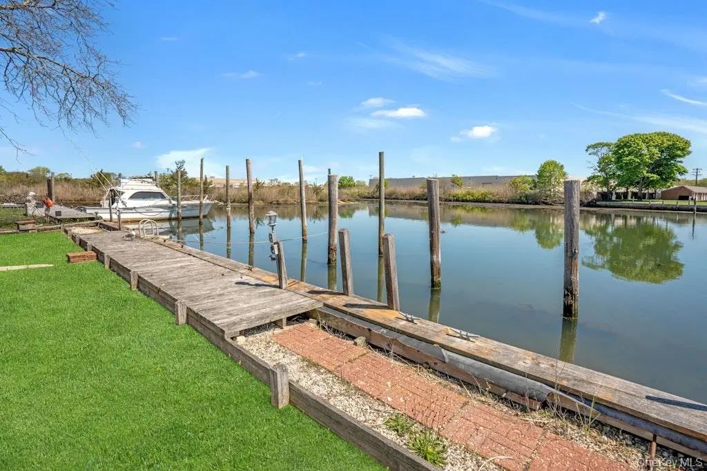 144 W Lake Drive, Lindenhurst