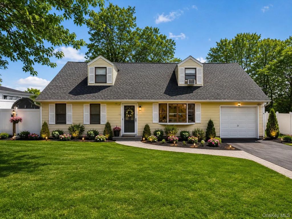 112 Rosemont Avenue, Farmingville