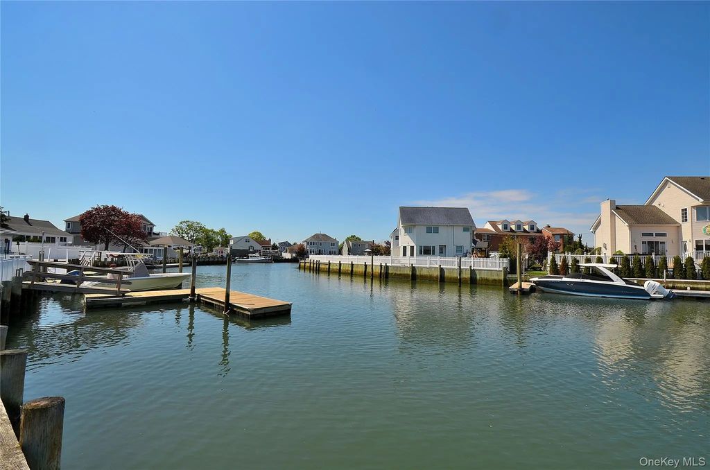 2586 Riverside Drive, Wantagh