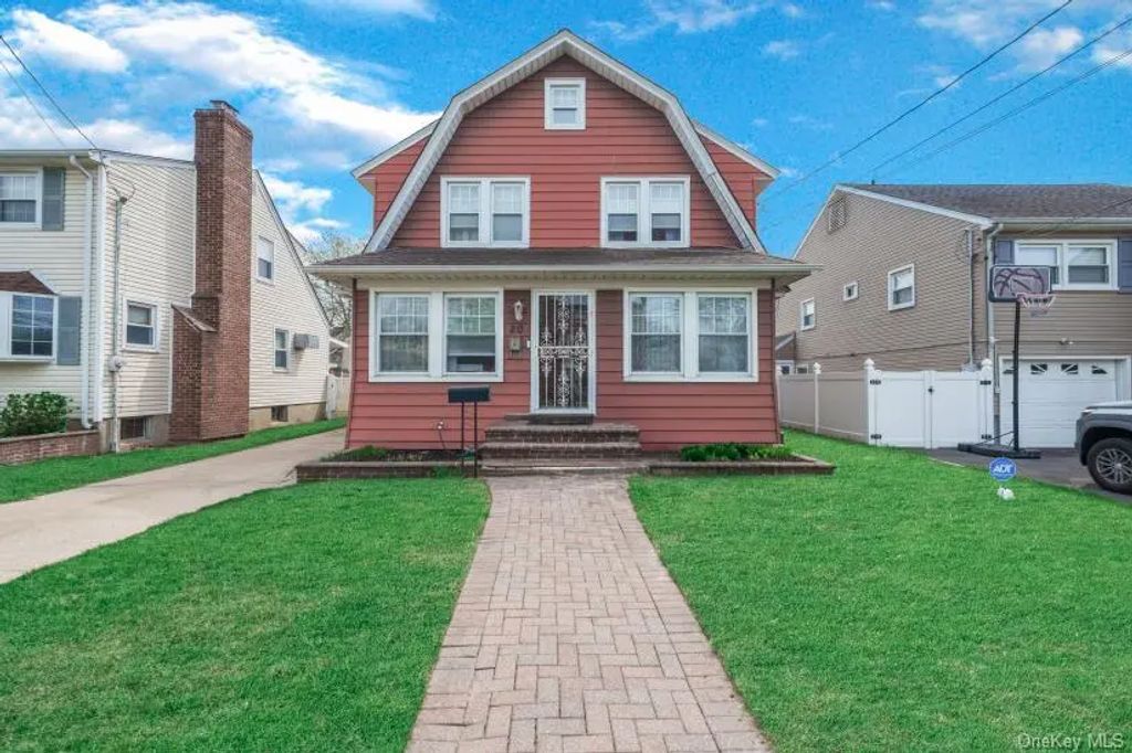 20 Nassau Boulevard, Malverne