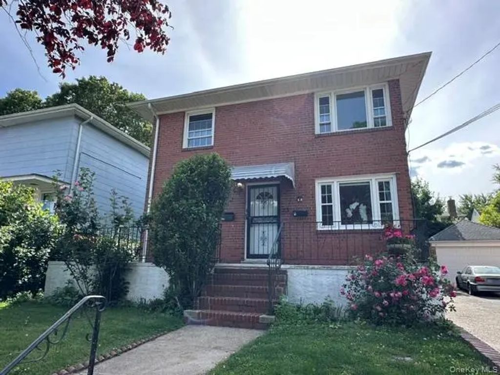 13 Juniper Road # 2nd Fl, Port Washington