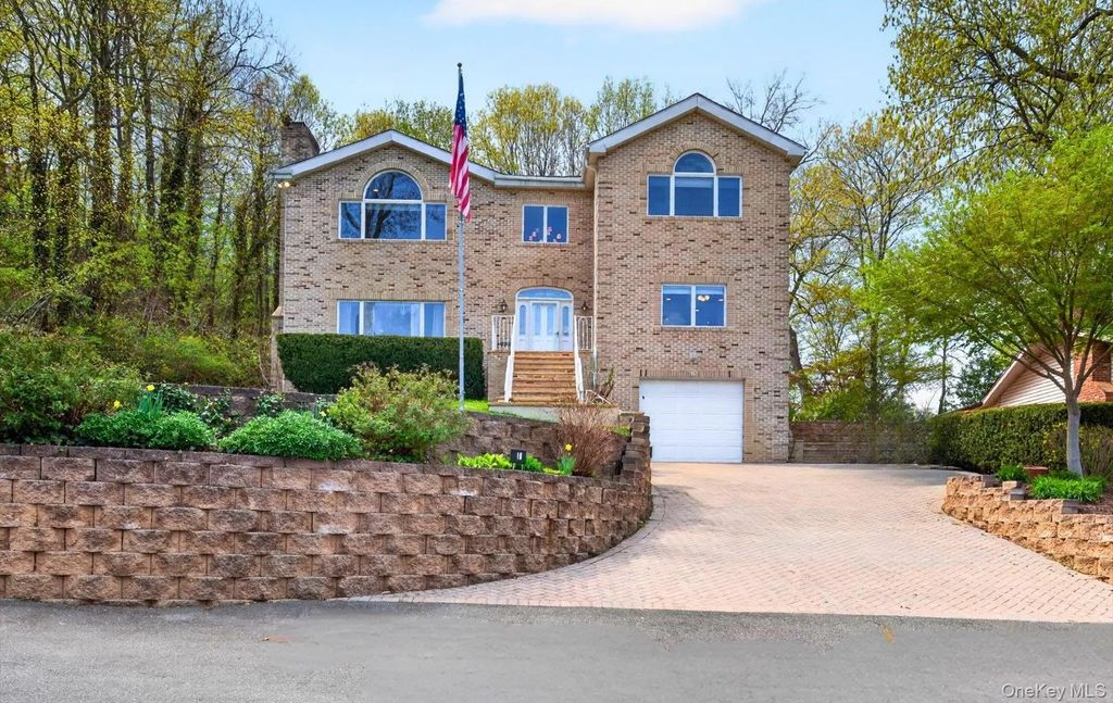16 E Slope Road, Bayville