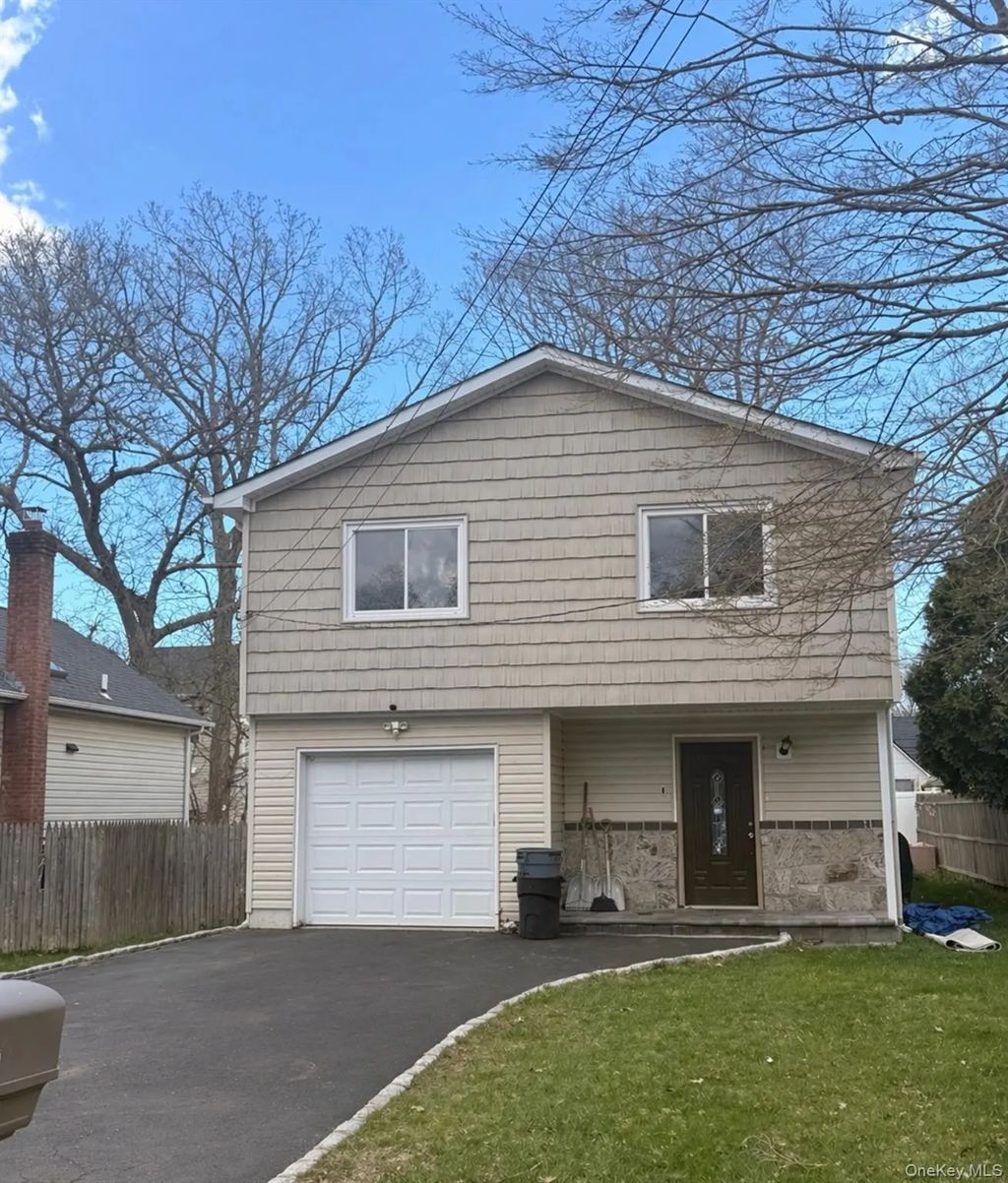 116 Hampton Avenue, Mastic