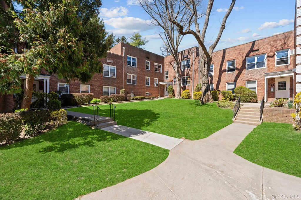 23 Edwards Street 2a, Roslyn Heights