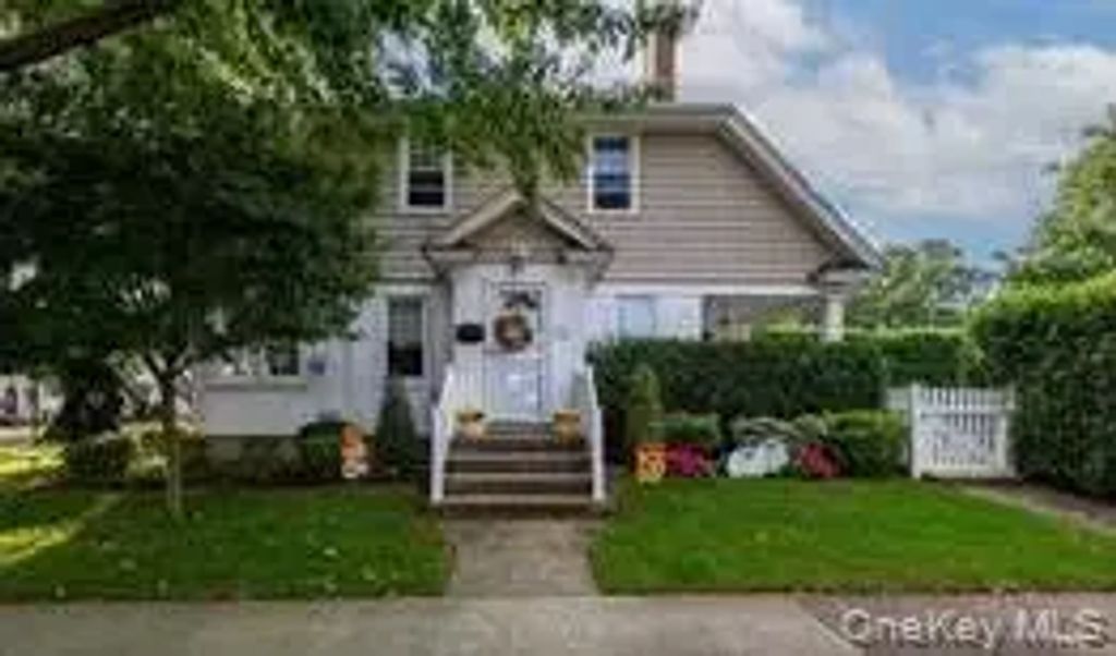 239 Bryant Avenue, Floral Park