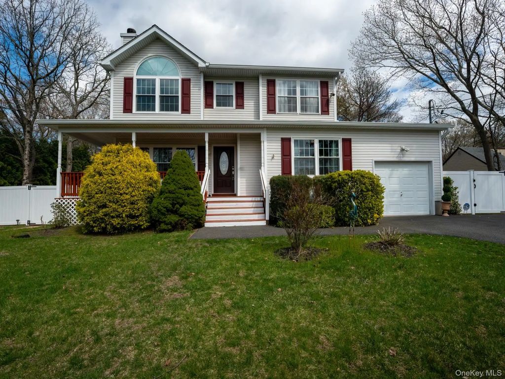 49 S Cozine Road, Center Moriches