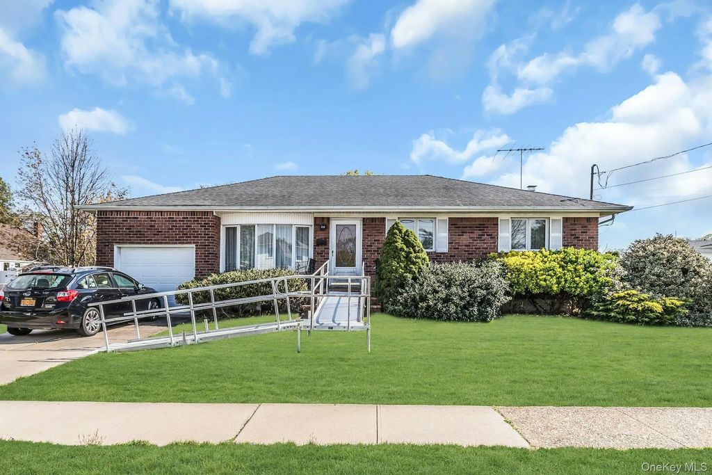 258 N Wisconsin Avenue, North Massapequa