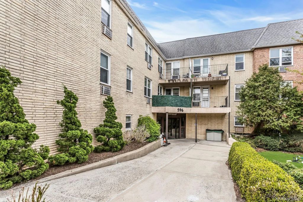 596 Broadway 17a, Lynbrook