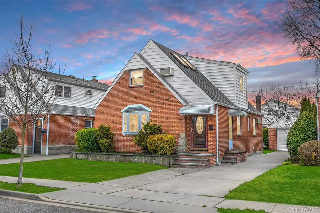 218 Brown Street, Mineola