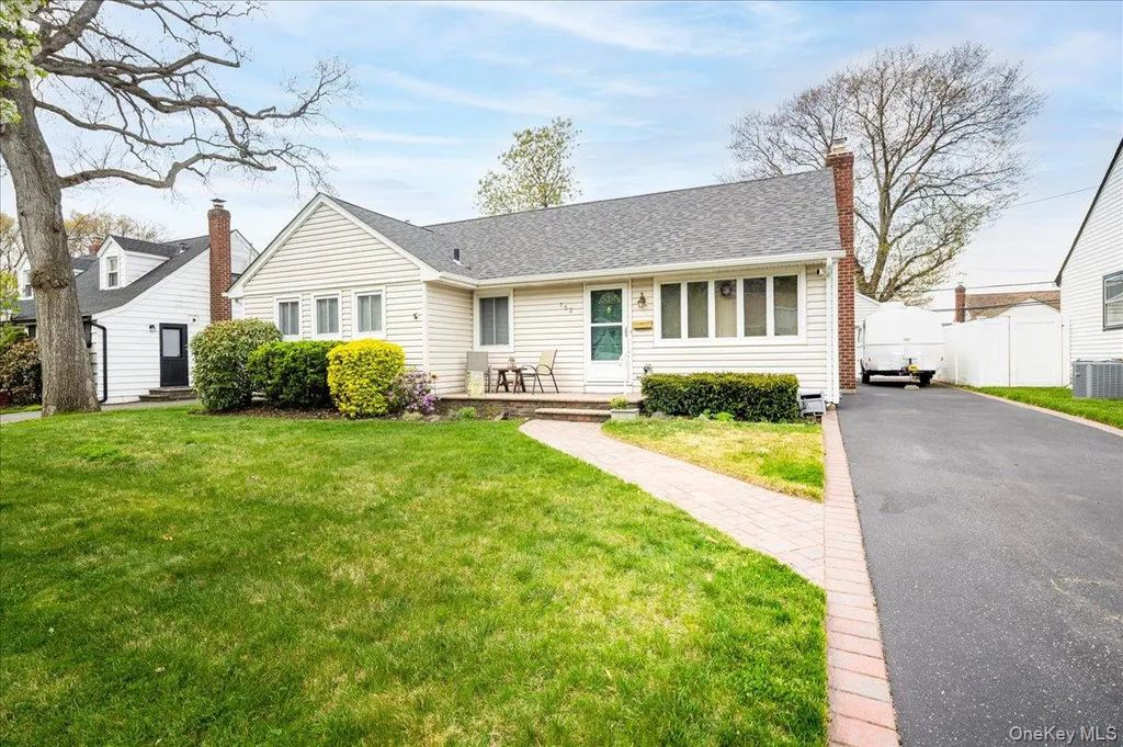 762 Durham Road, East Meadow