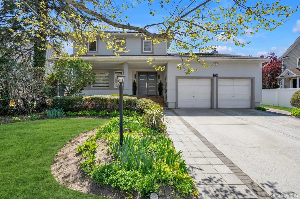 700 Sherwood Street, North Woodmere