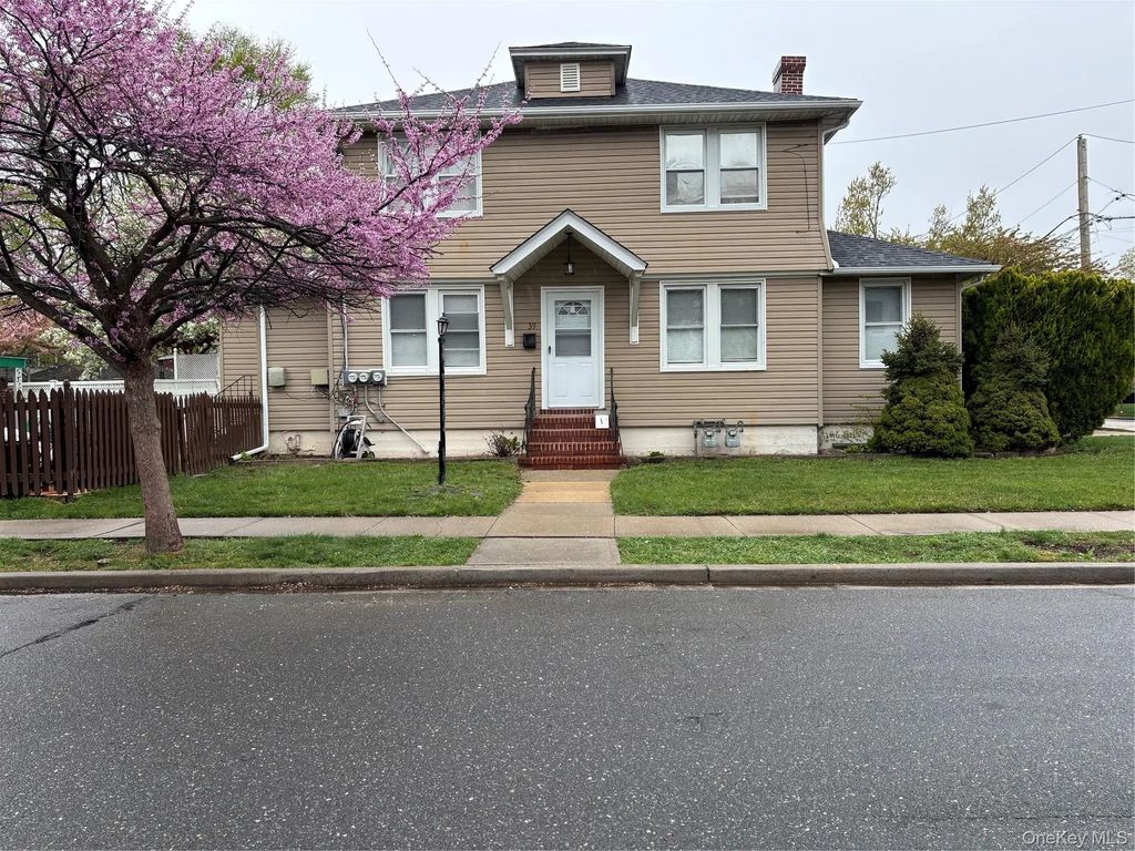 39 Buckingham Place, Lynbrook
