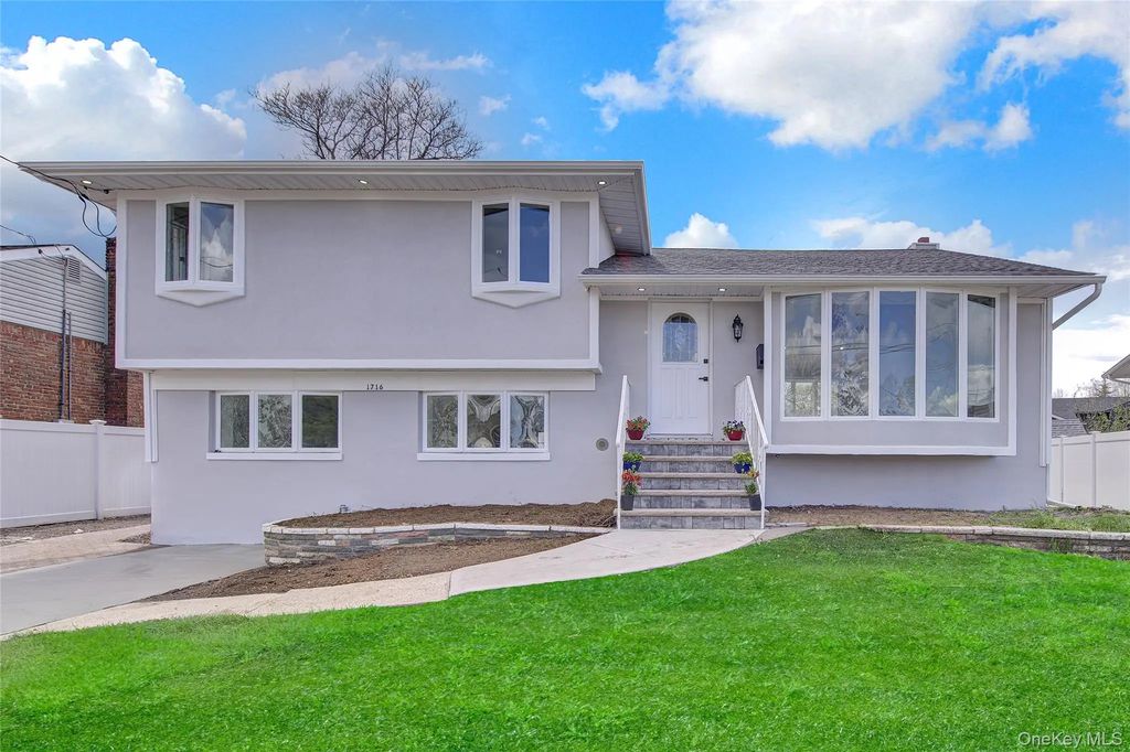 1716 White Street, North Bellmore