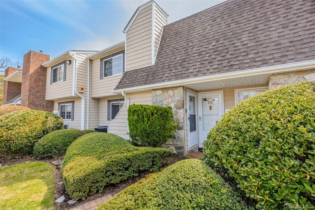 271 Lake Pointe Circle # 271, Middle Island