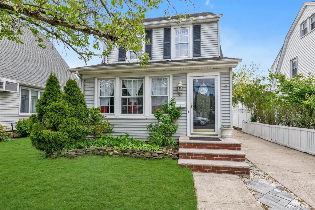 52 Syracuse Street, Williston Park