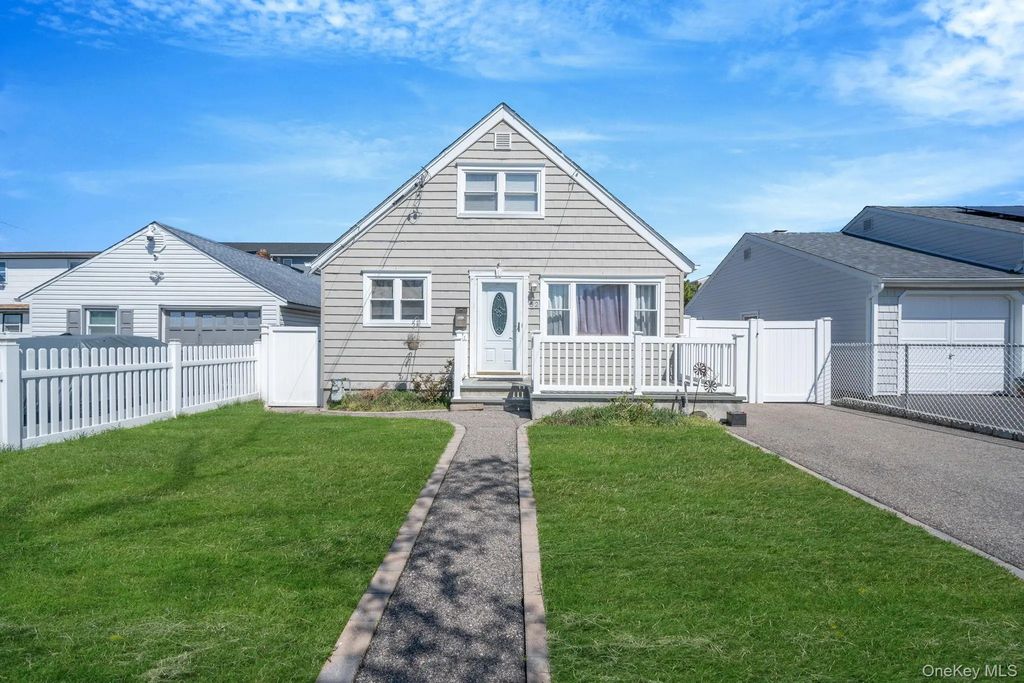 82 E Seacrest Avenue, Lindenhurst