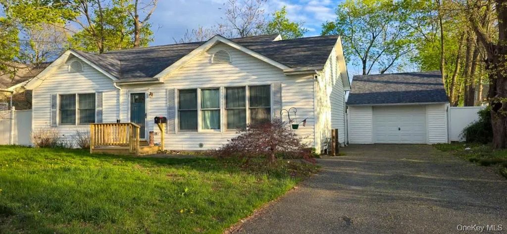 46 E Maple Street, Central Islip