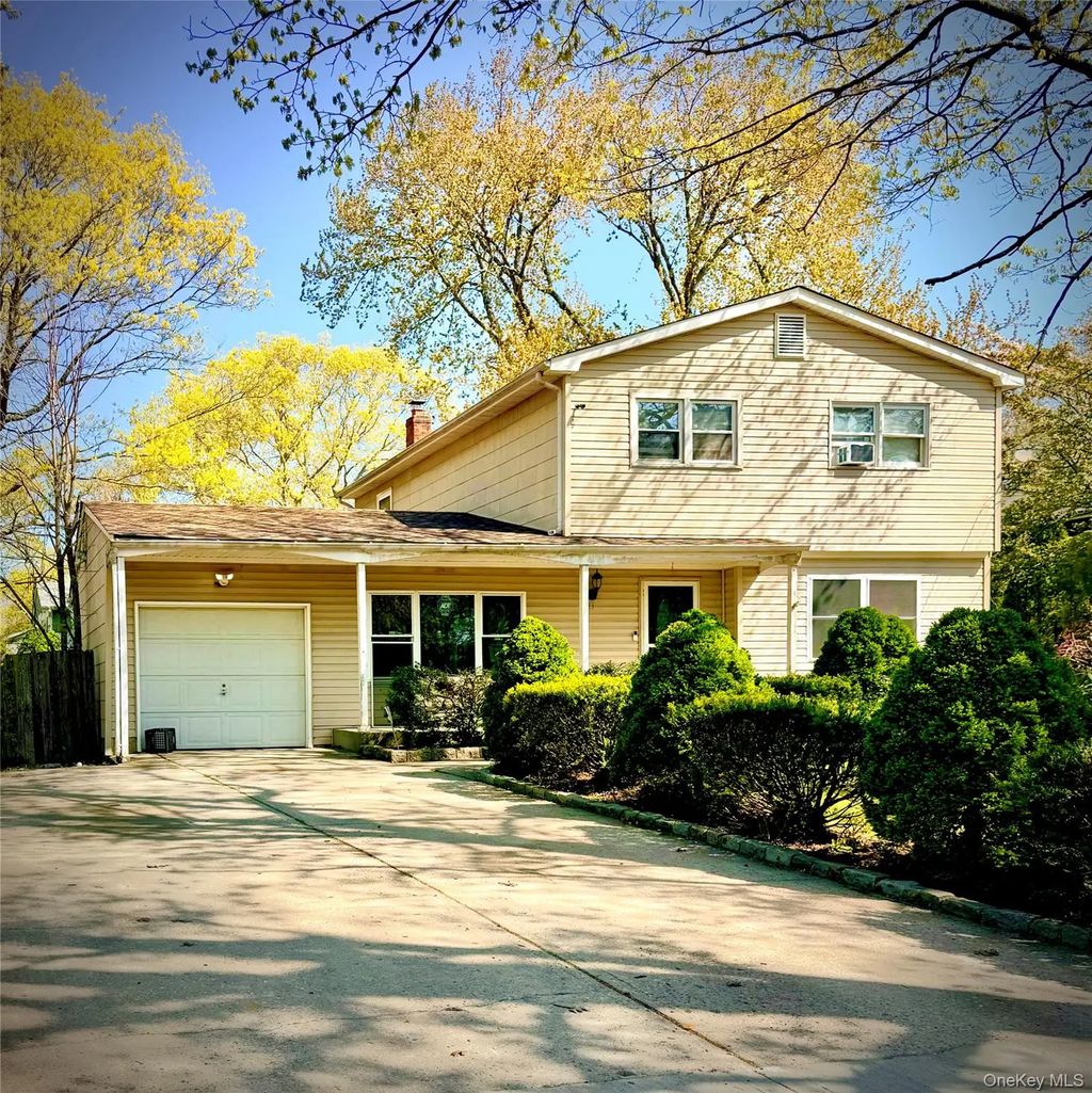 13 Hampton Avenue, Mastic