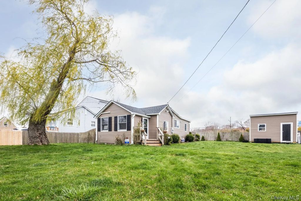 24 Blue Point Road, Mastic Beach