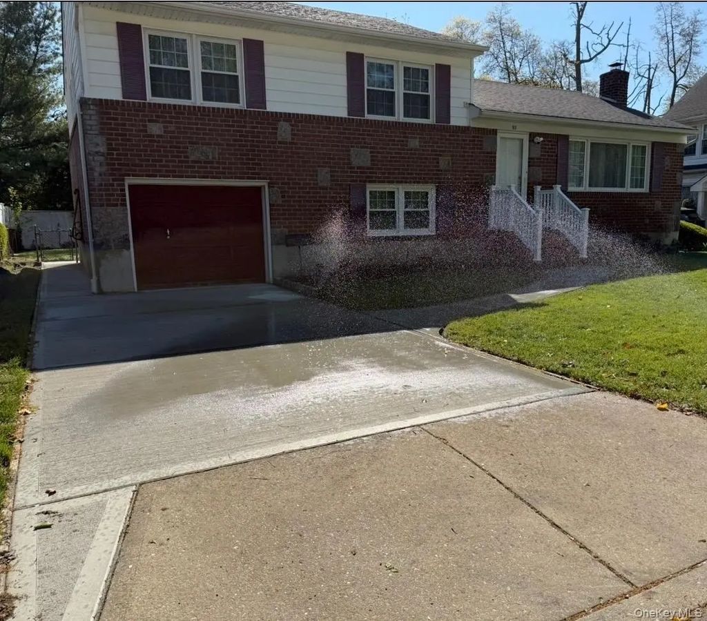 93 Woodview Road, West Hempstead