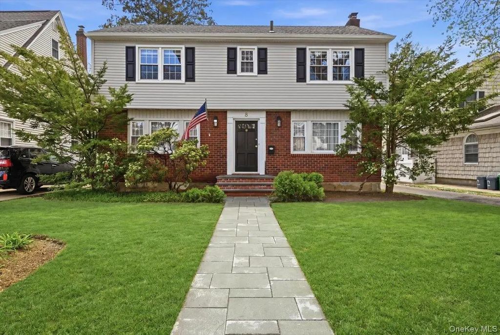 8 Bayberry Avenue, Garden City