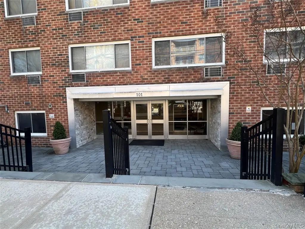 101 Clinton Avenue 1g, Mineola