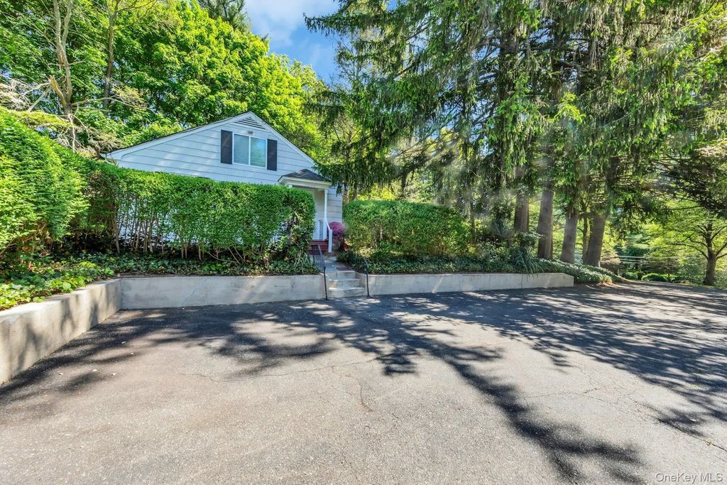 15 Cherry Lane, Glen Head