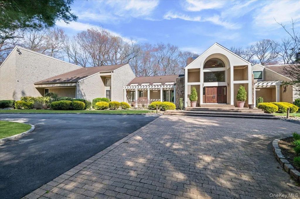 45 Coves Run, Syosset