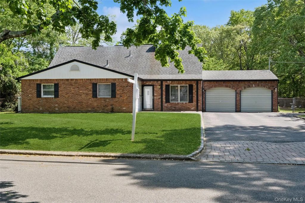 10 Rita Drive, Mount Sinai