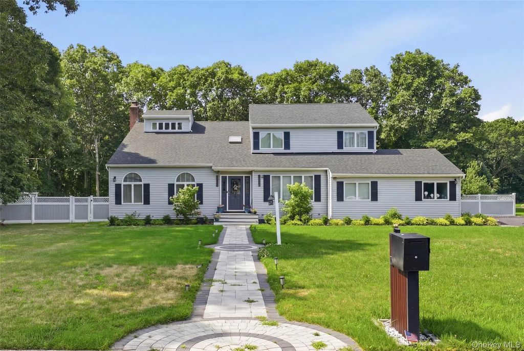 12 Deer Path, Shirley