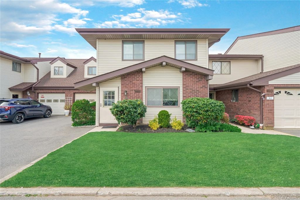 41 Cambridge Drive W, Copiague