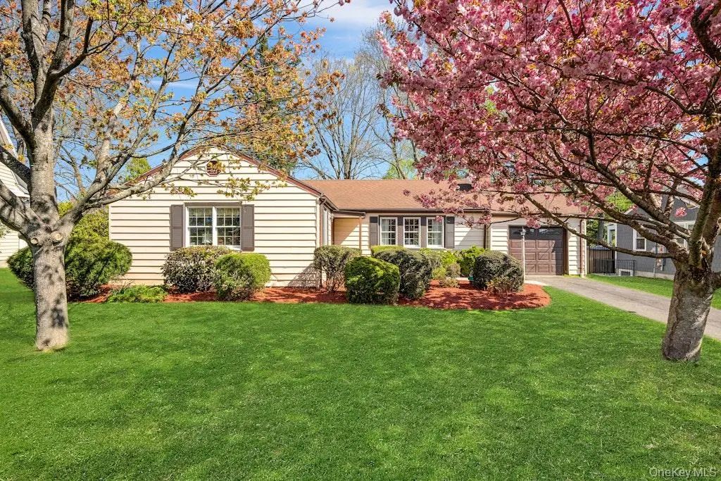 16 Ria Drive, White Plains