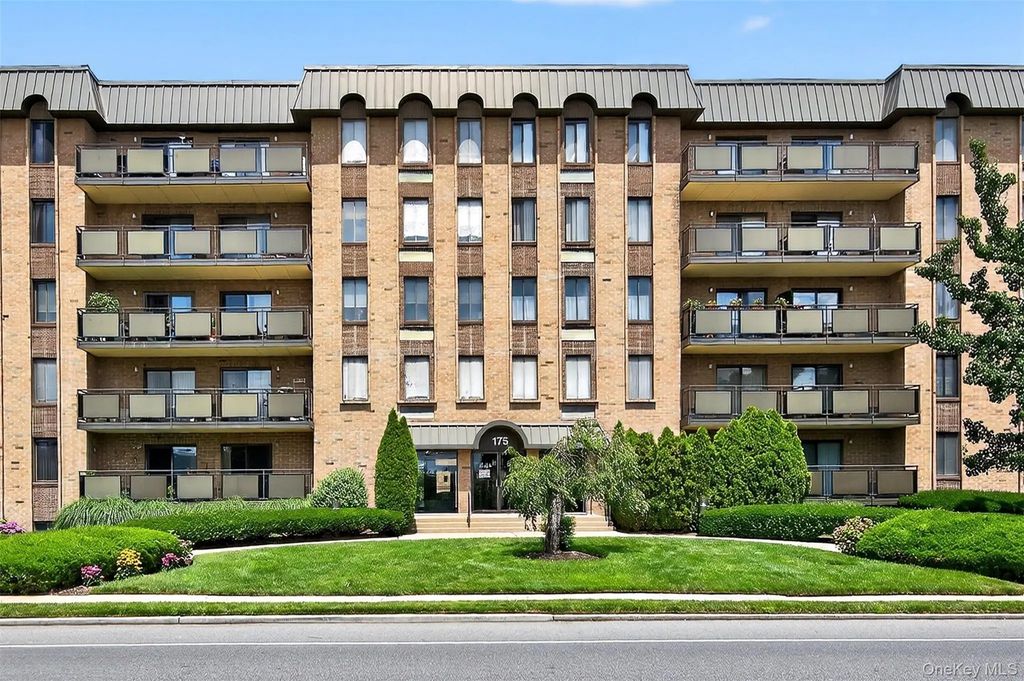 175 Maple Avenue # 3g, Westbury