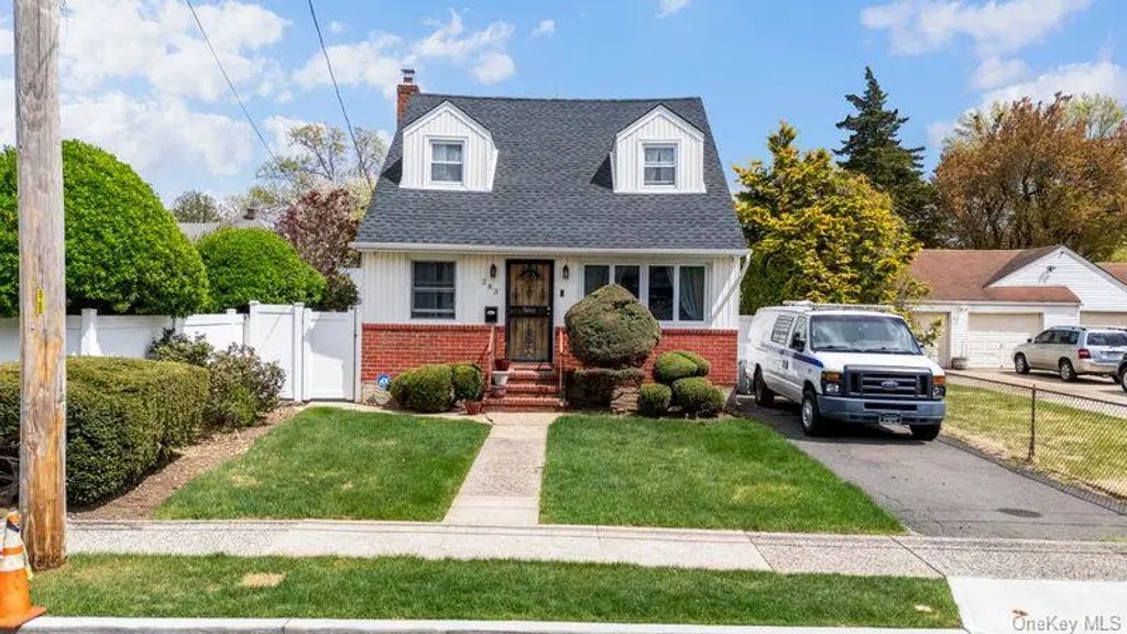 283 Hawthorne Avenue, Uniondale