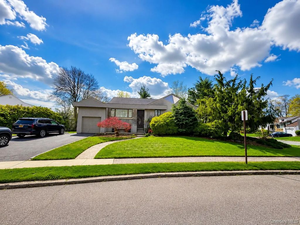 1 Rose Lane, East Rockaway