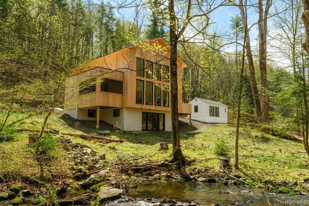 332 Mohonk Road, High Falls