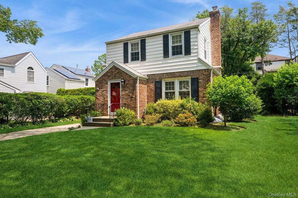 212 Fernwood Terrace, Garden City